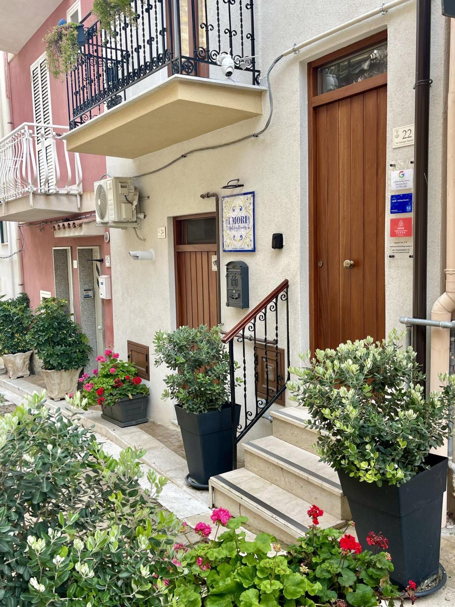 I Mori - Holiday Rooms Lascari Bagian luar foto