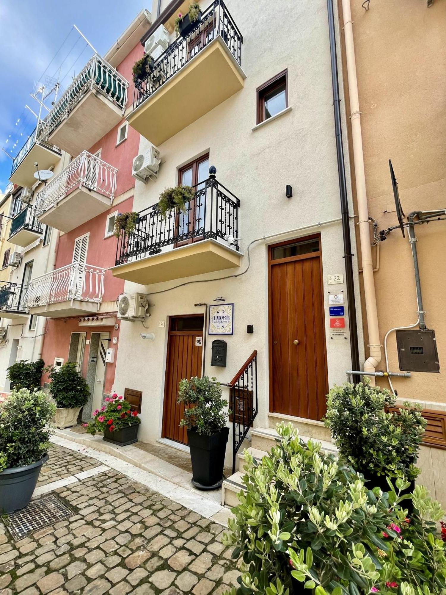 I Mori - Holiday Rooms Lascari Bagian luar foto